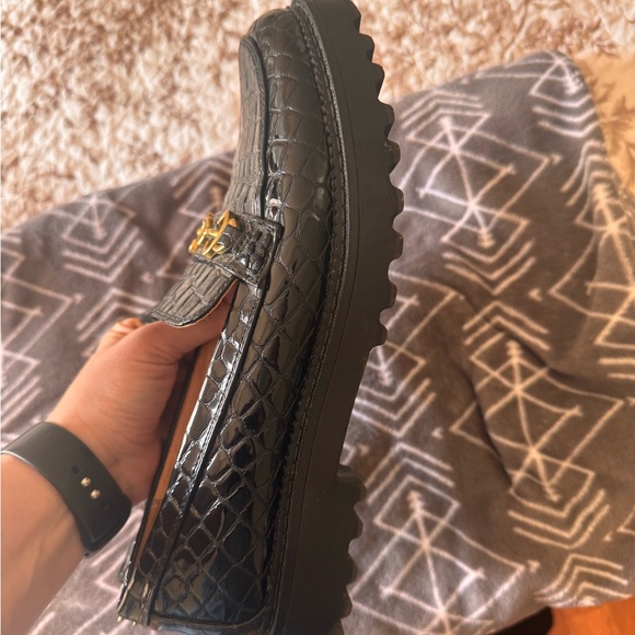 Elegant Black Crocodile-Embossed Loafers - Picture 3 of 4